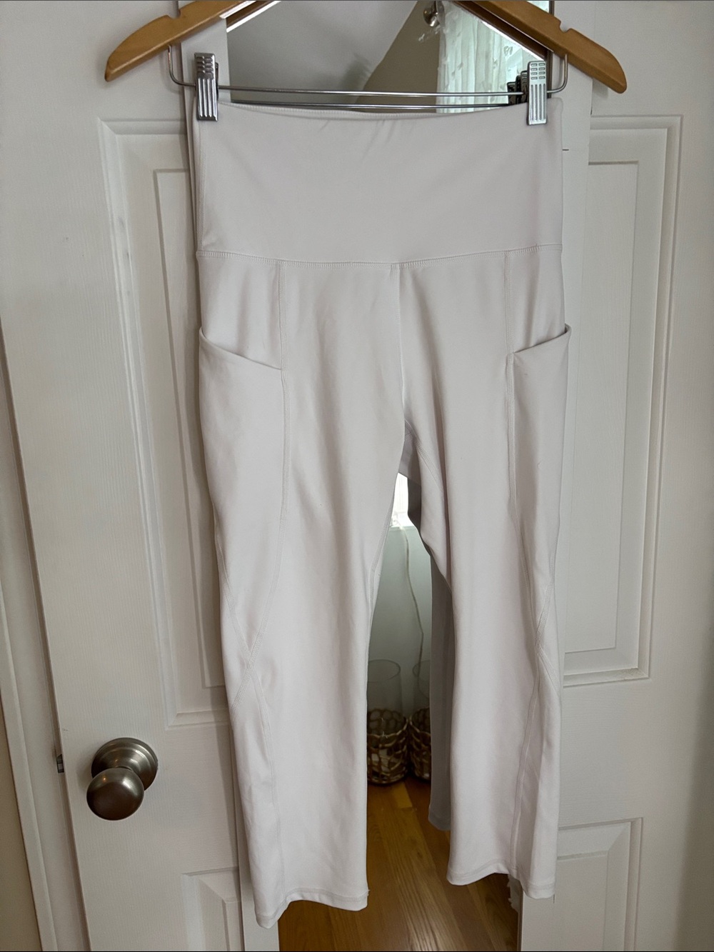 High-Rise White Capri Leggings with Side Pockets